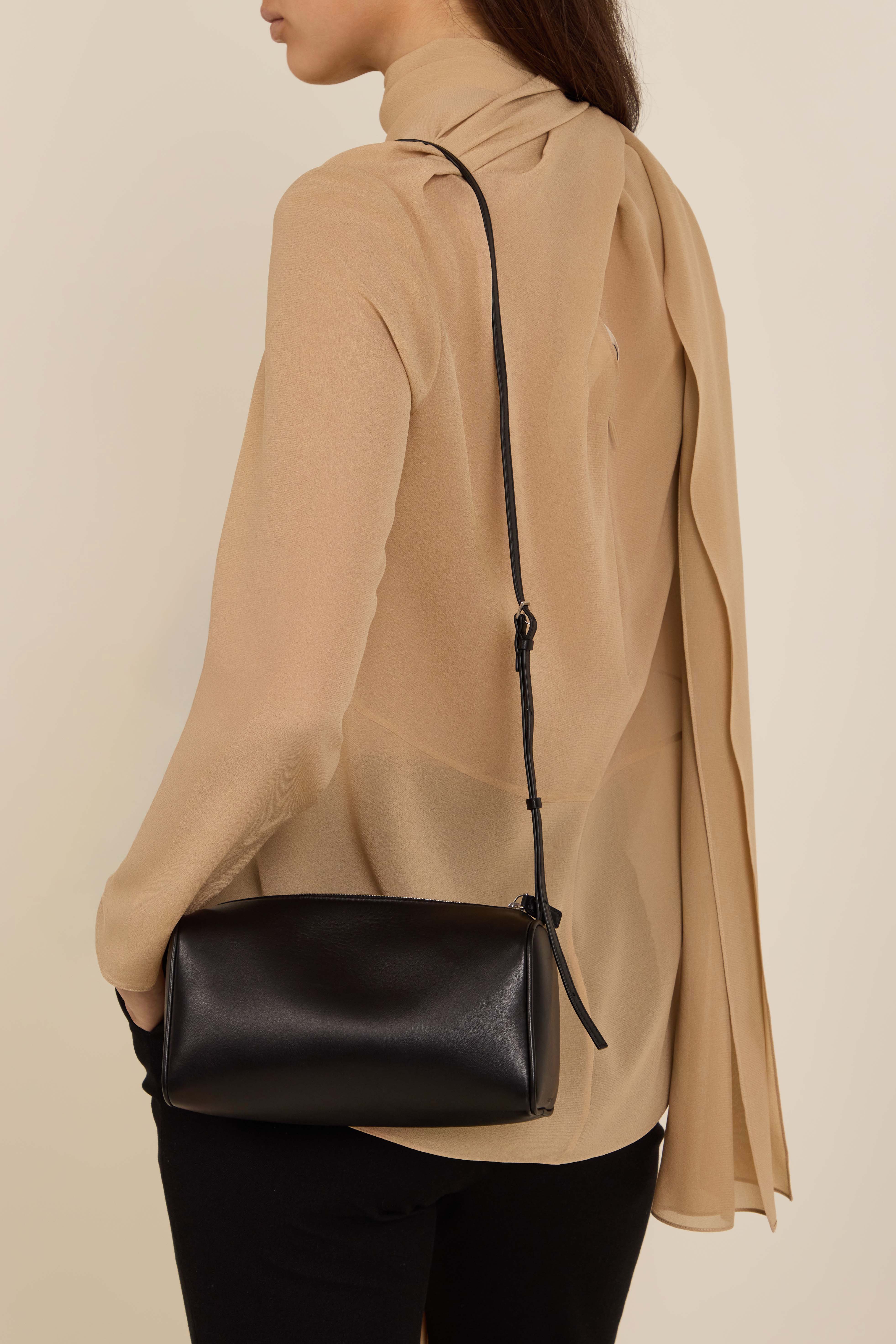 תמונת כל הלוק של תיק קרוסבודי 90